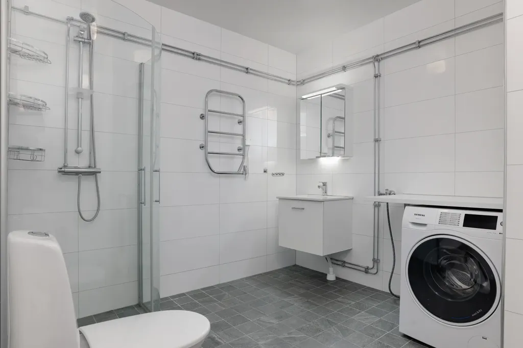 Salles de bain - Modern Flat with Pool in Södra Ladugårdsängen