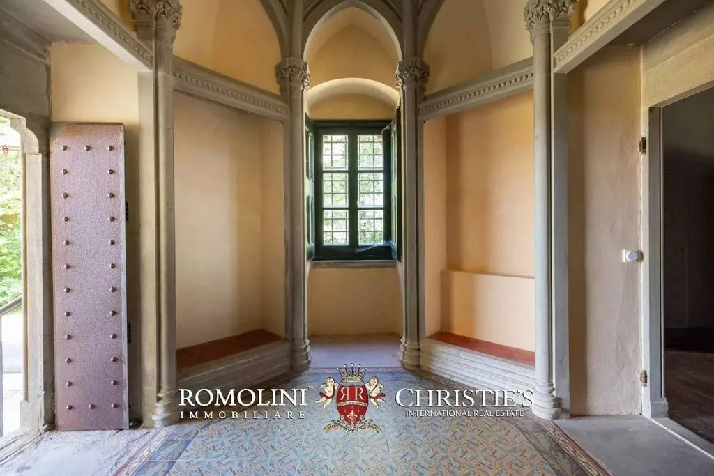 Entrée - Neo-Gothic Castle with Park in Reggello, Tuscany
