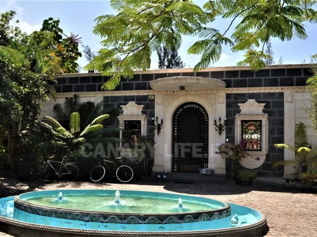 Jardin - Luxury Villa with Romanesque Features in San Bartolomé