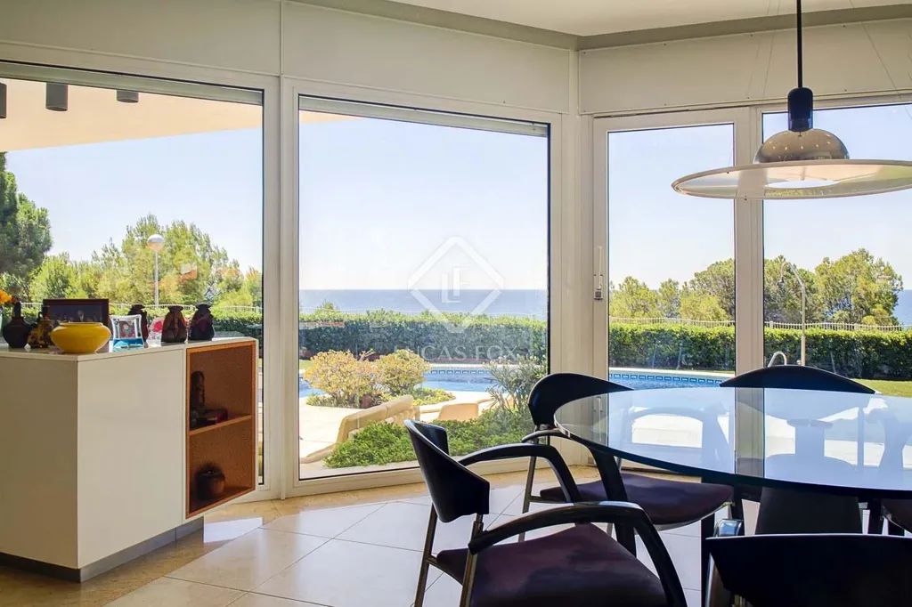 Söögituba - House with Sea View and Pool in Torredembarra
