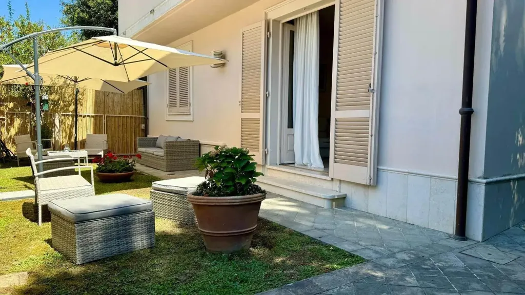Terrasse - Villa with Seafront Access in Forte dei Marmi