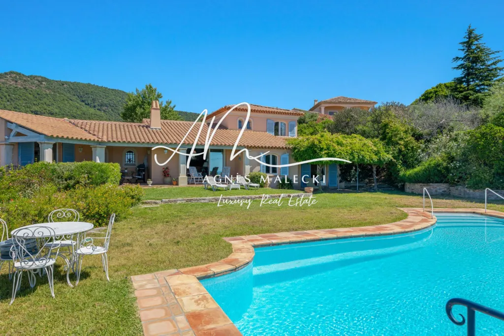 Piscina - Architectural Villa with Sea View in Rayol Canadel