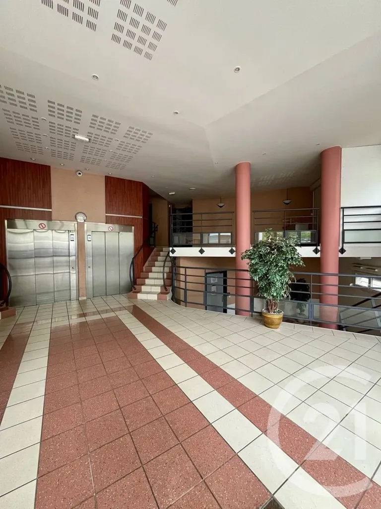Entrée - Studio Meublé avec Ascenseur à Orléans