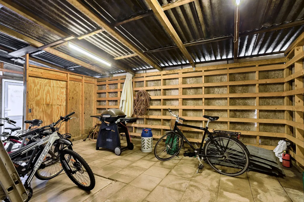 Garage - Historic Villa with Garden in Vojens