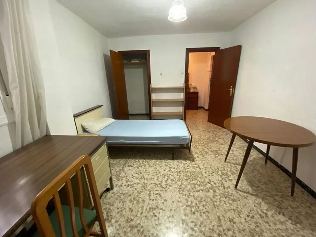 Chambres - Ample Student Flat with Terrace in Camino de Ronda