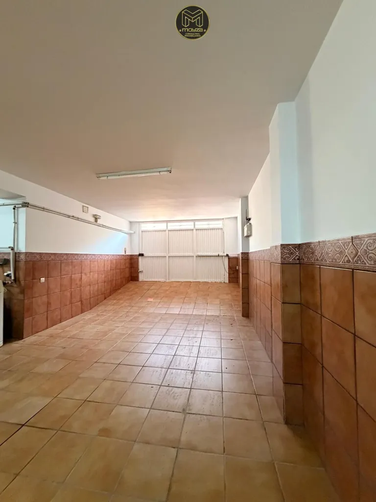 Garaaž - Luxury Villa with Private Garage on Gran Bulevar