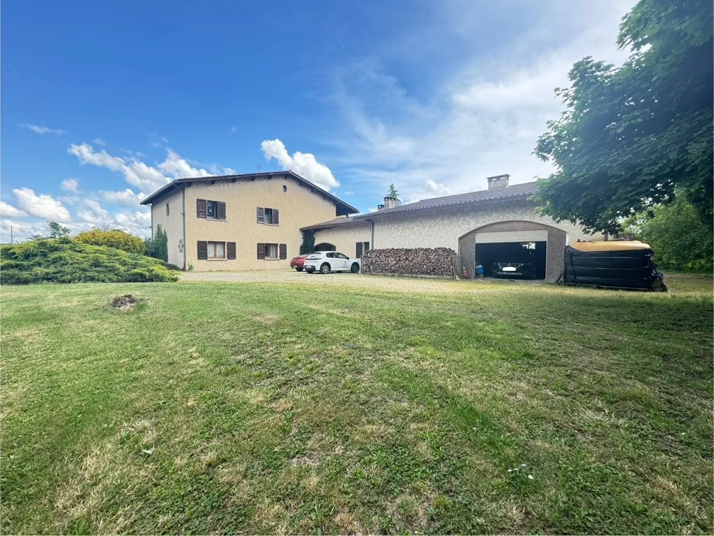 Exterior - Luxury House with Large Garden in Beaurepaire