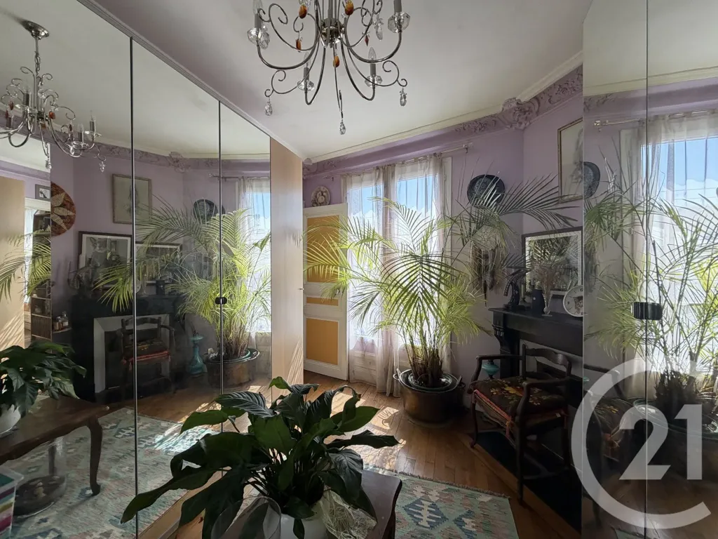 Elutuba - 6-Piece Parisian Flat with Balcony in 19ème