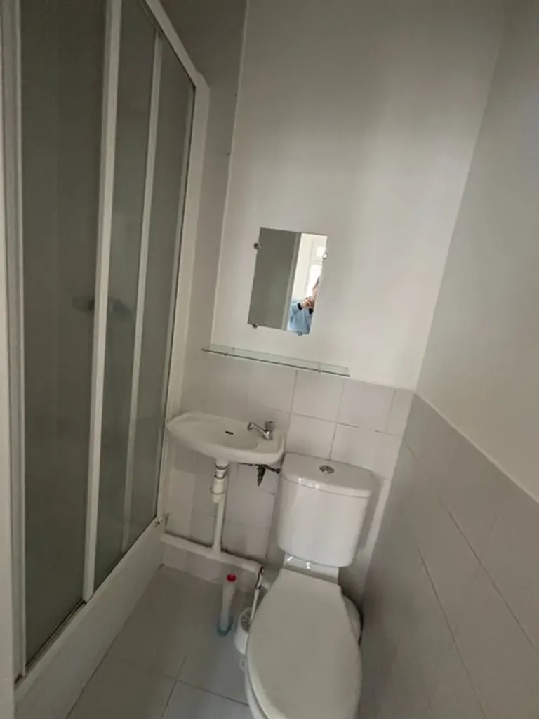Salles de bain - Studio à Nanterre avec Cuisine Équipée