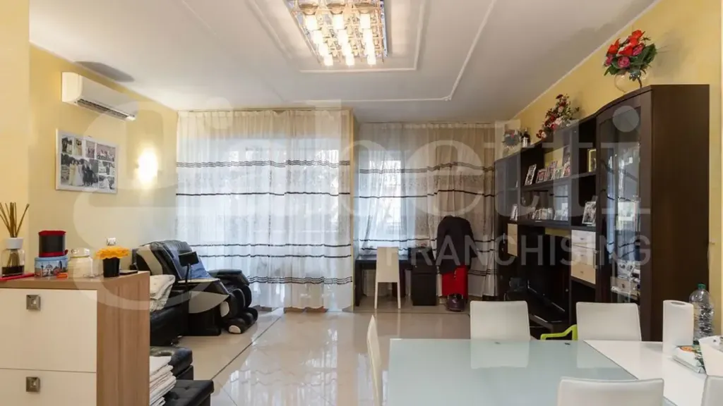 Salle à manger - Rear-Facing Apartment with Balcony in Monza