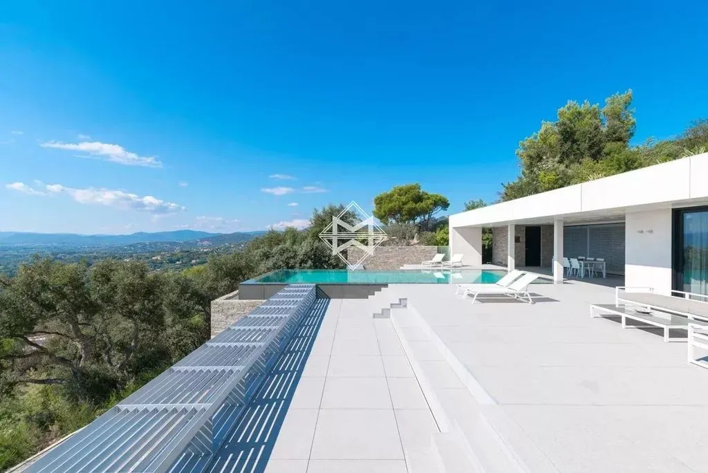 Piscine - Villa contemporaine avec vue mer à Grimaud