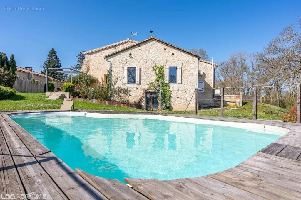 Piscina - Renovated Stone Farmhouse with Pool in Saint-Perdoux