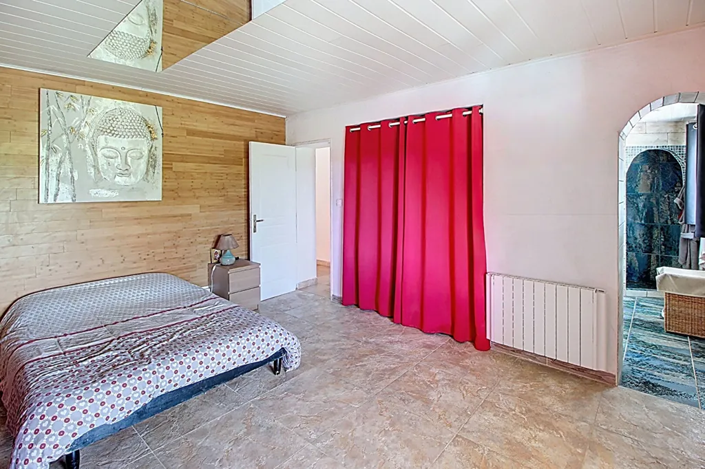 Chambres - Maison avec Piscine et Potentiel d'Agrandissement à Salernes