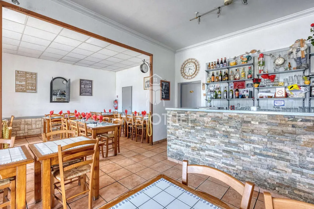 Sala da pranzo - Commercial Property with Renovation Potential in Rives