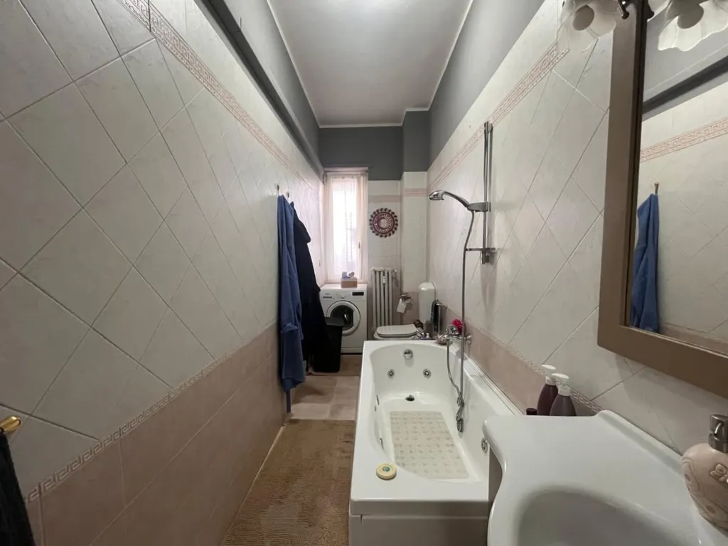 Salles de bain - Rearranged Apartment with Balcony in Beinasco