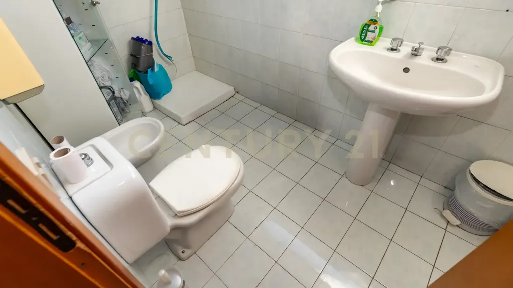 Salles de bain - Office with Terrace in Tremestieri Etneo