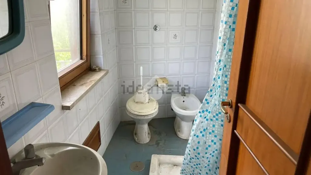 Salles de bain - Armed Two-Bedroom Apartment near Atripalda