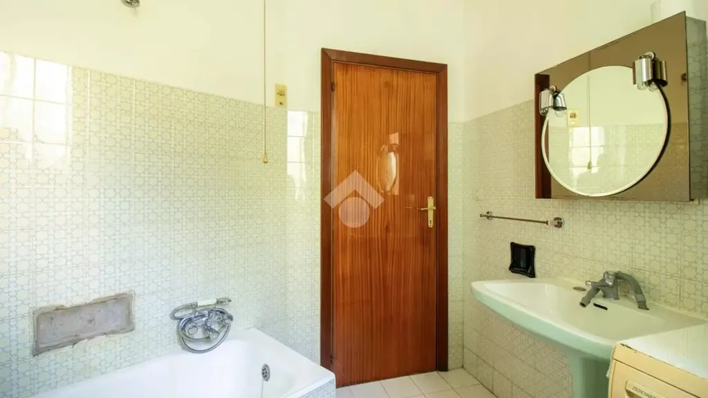 Salles de bain - Three-Bedroom Apartment with Balcony in Fermo