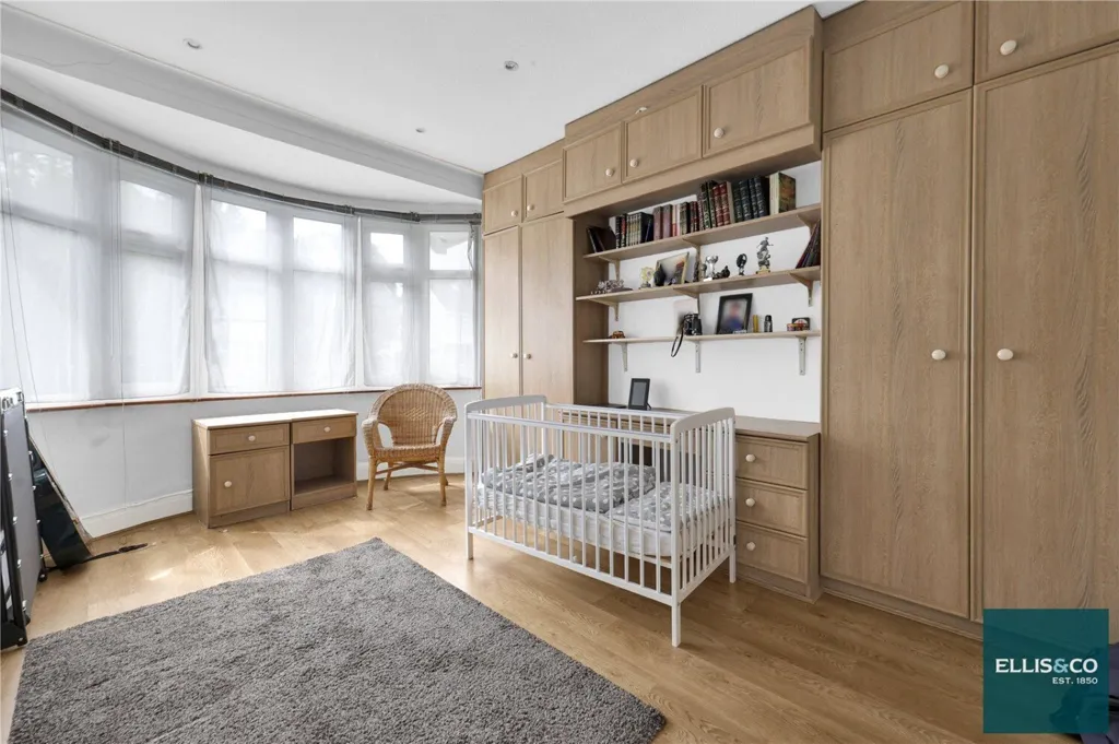 Bedrooms - 6-bedroom house in Barnet
