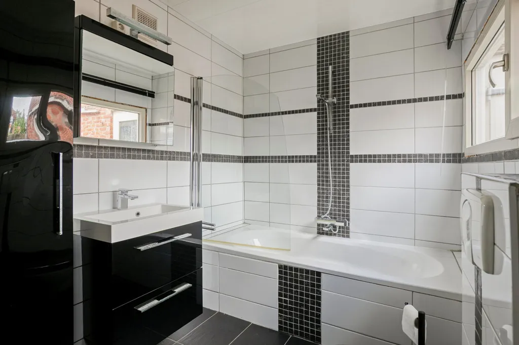 Salles de bain - Corner House with Patio in Terneuzen