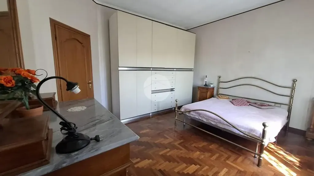 Camere da letto - Appartamento con balcone in centro a Voghera
