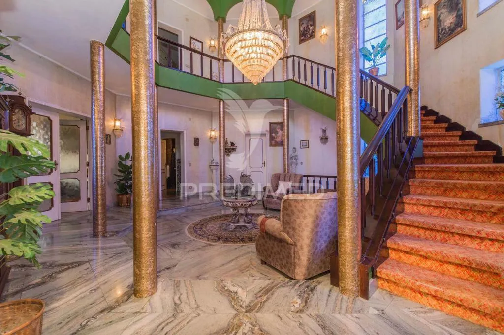 Toad - Classical 1970s House with Pool Space in Belverde