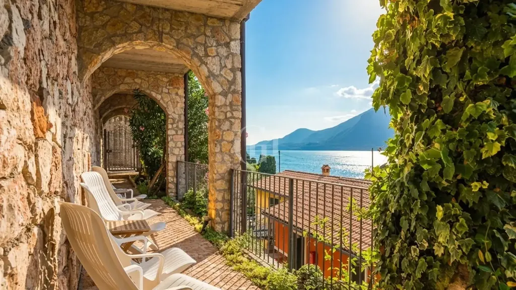 Terrass - Villa with Private Terraced Garden in Brenzone