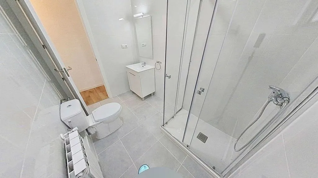 Bathrooms - Furnished Flat with Heating in Entrevías