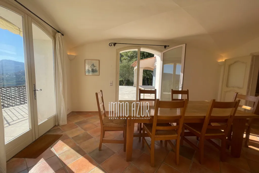 Salle à manger - Villa Récemment Construite avec Piscine à Proximité des Collines