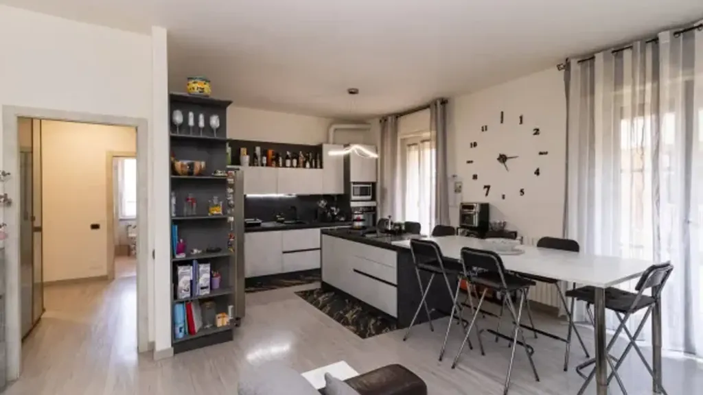 Salle à manger - Rusticated Apartment with Balcony in Monza