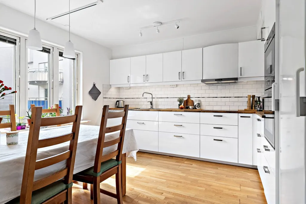 Söögituba - Four-Room Apartment with Balcony in Märsta Centre