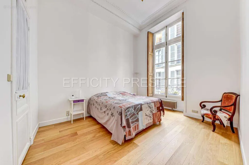 Camere da letto - 5-Piece Parisian Flat with High Ceilings