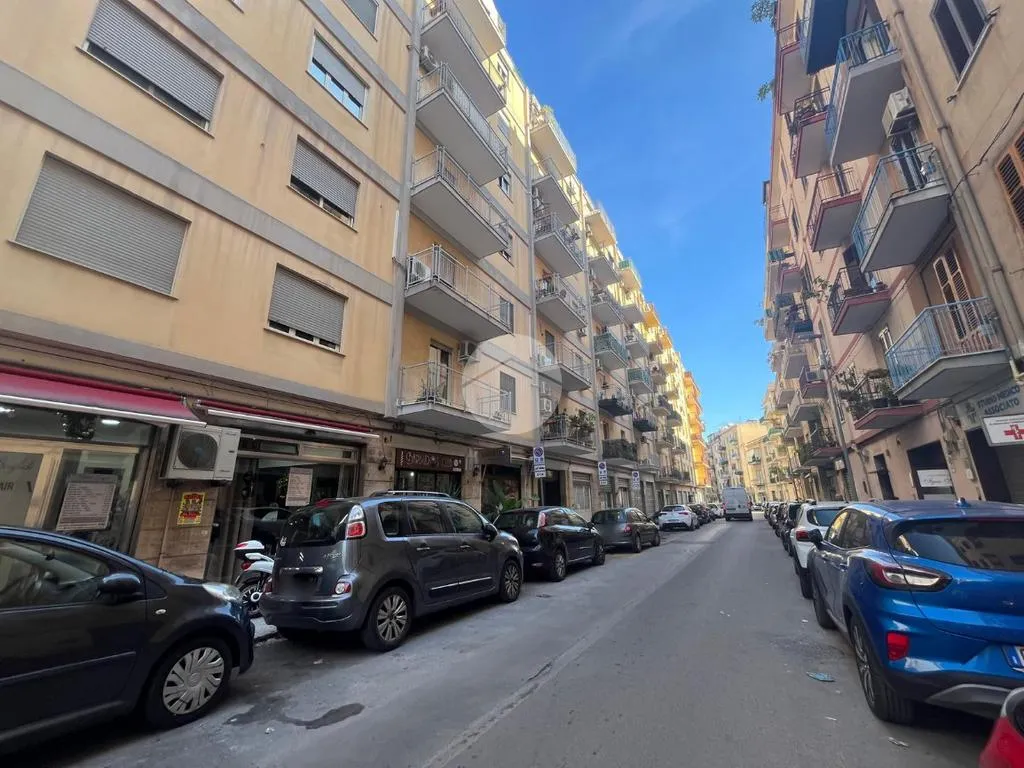 Extérieur - 1970s Apartment with Balcony in Palermo