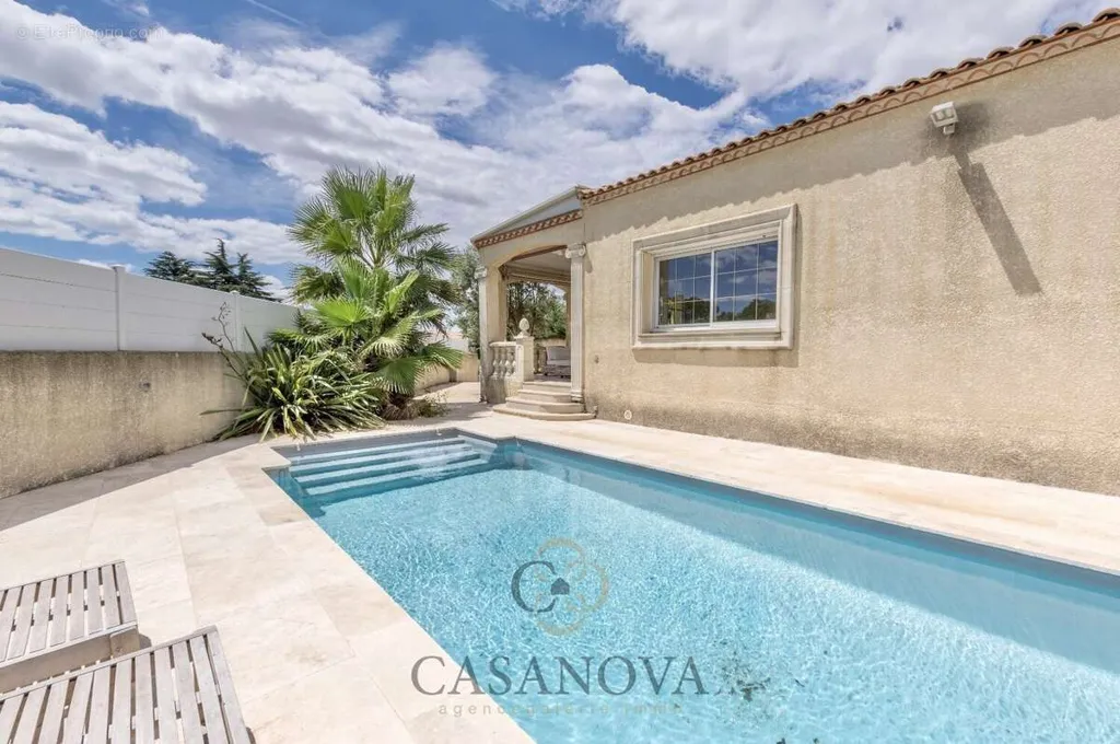 Pool - Villa with Pool and Jacuzzi in Residential Area