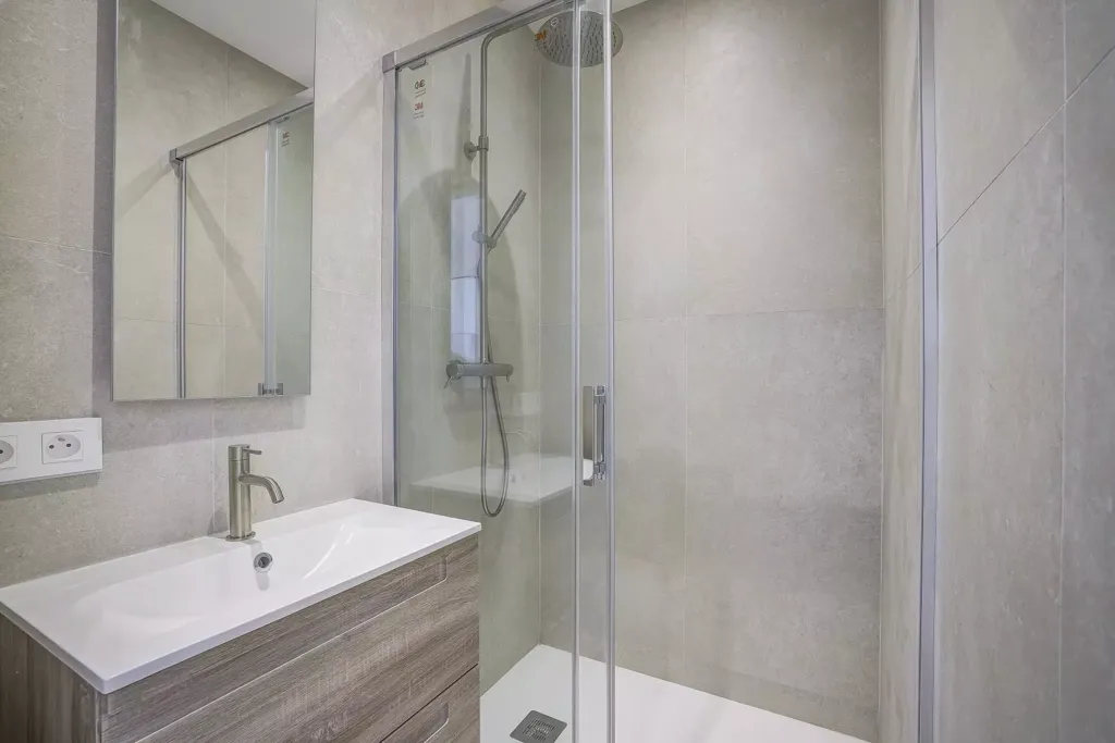 Bathrooms - Renovated 5-Piece Apartment with View in Nice