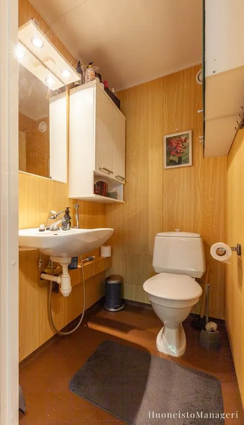 Bathrooms - Spacious 3-Bedroom Flat with Balcony in Olari, Espoo