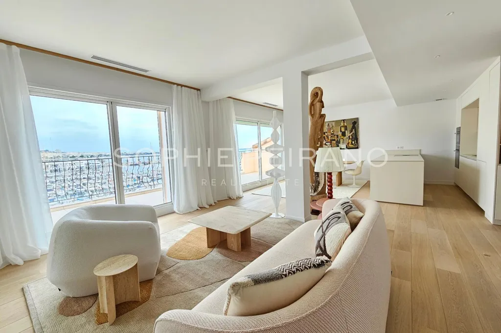 Living Room - Renovated Penthouse with Sea View in Cannes