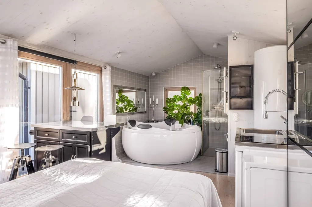 Salles de bain - Three-Unit Property with Garden in Stäket