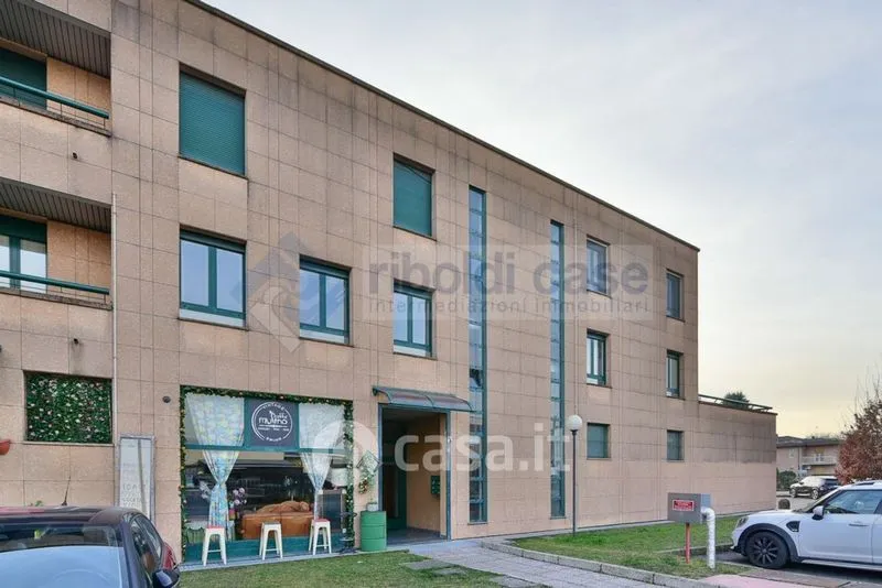 Välivaade - Four-Room Apartment with Balconies in Mariano Comense