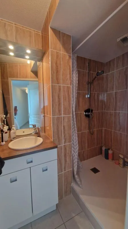 Salles de bain - Appartement T2 avec Balcons au Centre de Cruseilles