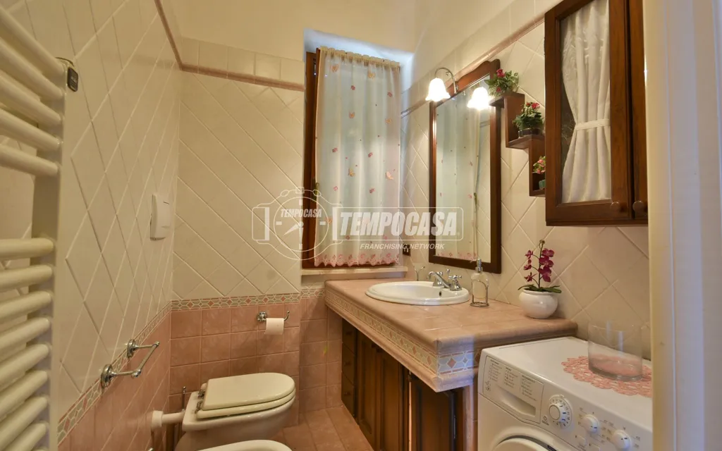 Bathrooms - Spacious Flat with Mountain View in Osimo