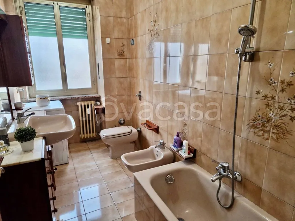 Salles de bain - Apartment with Three Exposures in Turin
