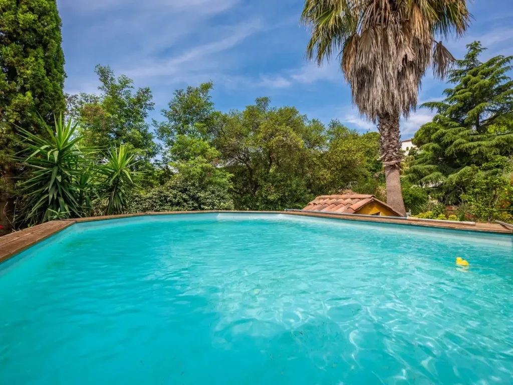 Bassein - Villa with Development Potential in Golf Estate