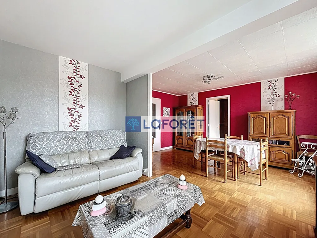 Living Room - Garden Apartment with Balcony in Saint-Dizier