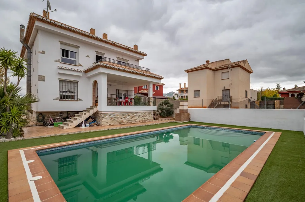 Bassein - Chalet with Pool and Terrace in Otura