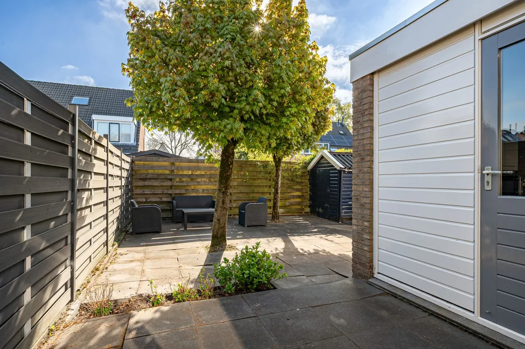 Aed - 2-Under-1-Cap House with Garage in Leeuwarden