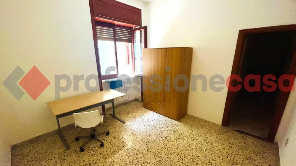 Bureau - Four-Bedroom Apartment in Salerno