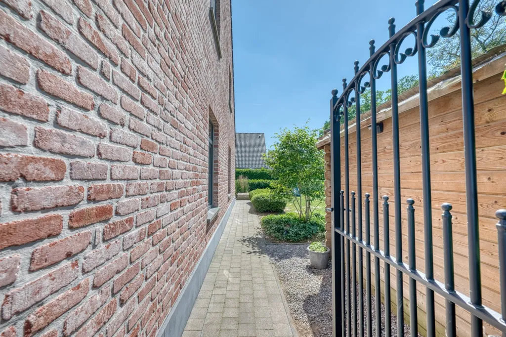 Aed - Semi-Open House with Garden near Centre