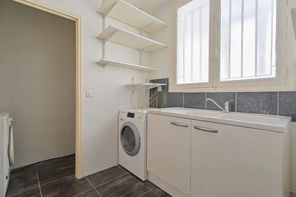 Pesuköök - Apartment with West-Facing Terrace in Paris 9th