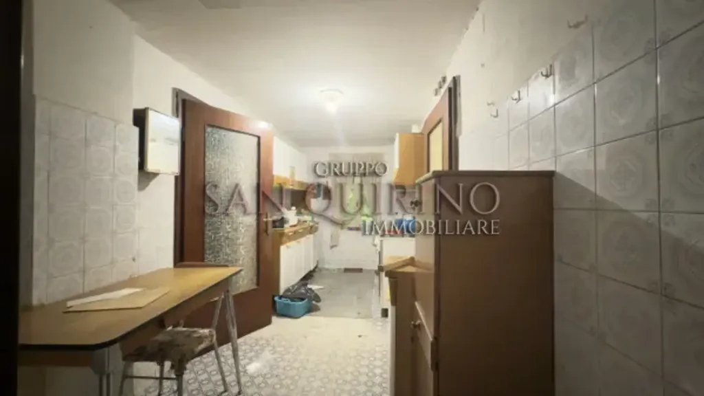 Cucina - Villa da ristrutturare con giardino a Pomponesco